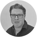 Ich heiße Denis Dworatschek, bin (noch) 29 Jahre alt und seit Anfang Januar für zwei Monate in der Abteilung CME. In Augsburg habe ich Sozial- und Politikwissenschaften studiert und ein Volontariat bei der Augsburger Allgemeine absolviert. Ursprünglich stamme ich aus der Nähe von Ulm – aber noch von der bayerischen Seite. In meiner Freizeit und während dem Pendeln von Augsburg lese ich gerne, schreibe ab und zu für eine Kolumne der AZ-Kinoseite und sehe gerne Filme und Serien. Zudem bin ich noch Gelegenheit