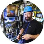 Ein Mann mit einem blauen Helm in einem Labor