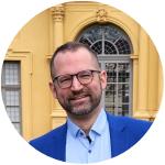 Ein Mann im blauen Anzug