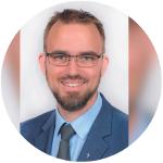 Ein Mann mit Brille im Anzug mit Krawatte, Brustbild