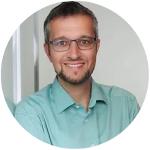 Ein Mann im grünen Hemd