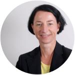 Eine Frau mit kurzen, schwarzen Haaren