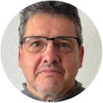 Ein Mann mit Brille