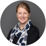 Eine Frau, sie lächelt