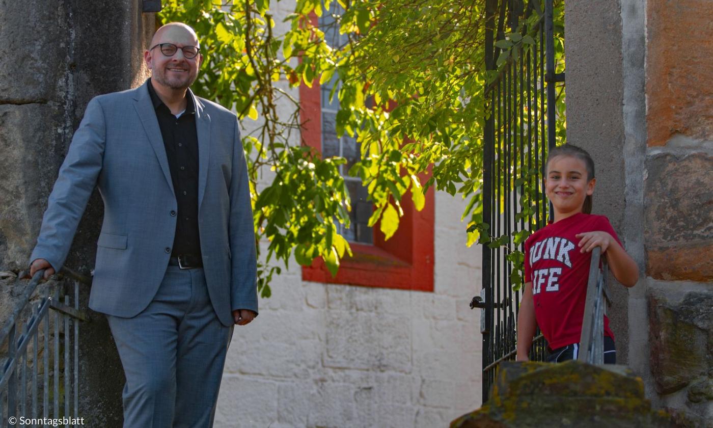 Yascha und Pastor Hannes Schott