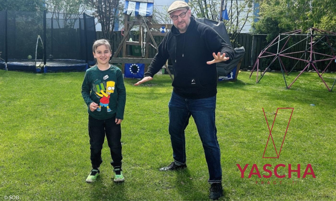 Ein Junge und ein Mann im Garten