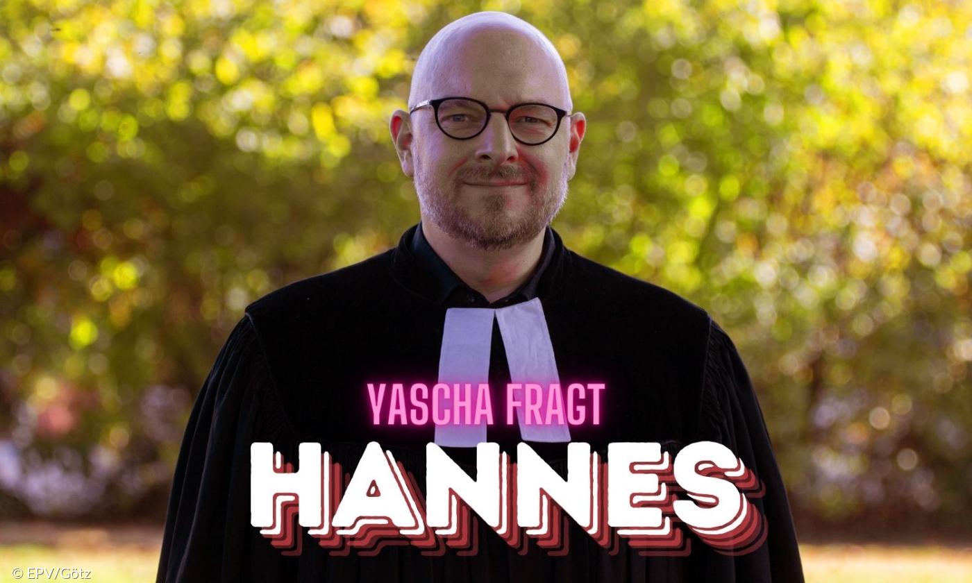 Ein Pfarrer im Talar mit Bäffchen, darüber die Schrift: Yascha fragt Hannes
