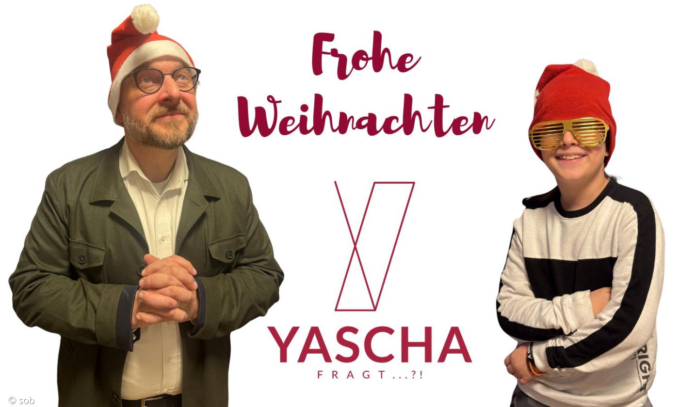 Ein Mann und ein Junge mit Weihnachtsmützen