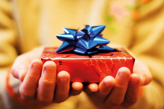 Weihnachtsgeschenk wird überreicht
