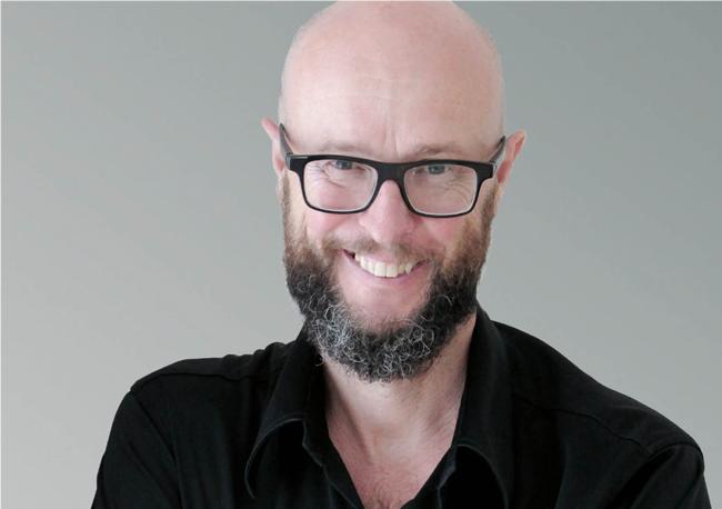 Mann mit Brille lächelt