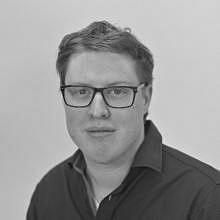 Ich heiße Denis Dworatschek, bin (noch) 29 Jahre alt und seit Anfang Januar für zwei Monate in der Abteilung CME. In Augsburg habe ich Sozial- und Politikwissenschaften studiert und ein Volontariat bei der Augsburger Allgemeine absolviert. Ursprünglich stamme ich aus der Nähe von Ulm – aber noch von der bayerischen Seite. In meiner Freizeit und während dem Pendeln von Augsburg lese ich gerne, schreibe ab und zu für eine Kolumne der AZ-Kinoseite und sehe gerne Filme und Serien. Zudem bin ich noch Gelegenheit