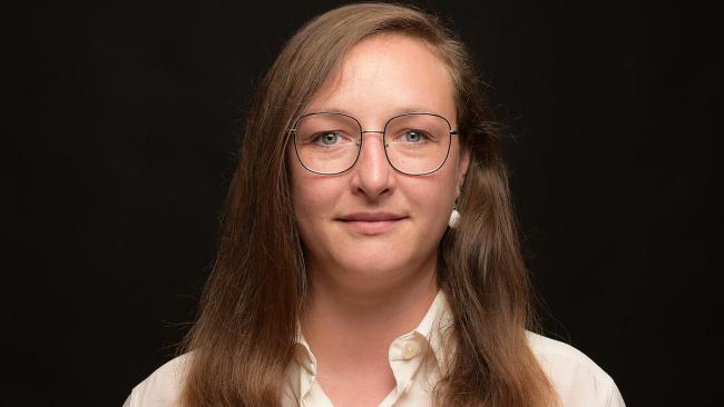Eine Frau mit Brille