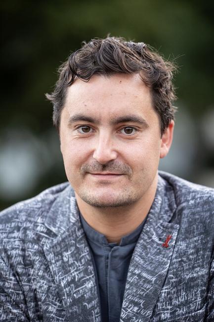 Ein Mann im grauen Sakko