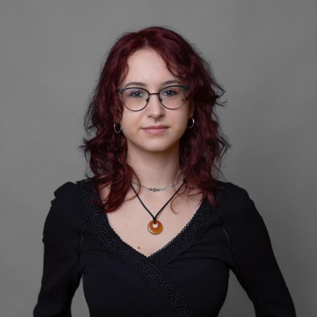 Eine Frau mit Brille