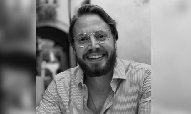 Ein Mann mit Brille im Hemd