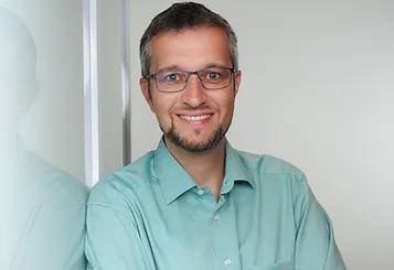 Ein Mann im grünen Hemd
