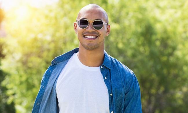 Ein Mann mit Sonnenbrille