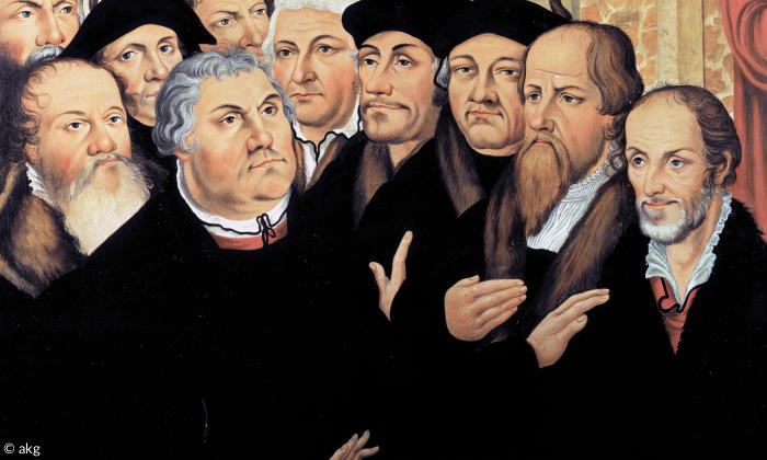 Die Reformatoren um Martin Luther: in der vorderen Reihe von links Johannes Forster, Georg Spalatin, Martin Luther, Johannes Bugenhagen, Erasmus von Rotterdam, Justus Jonas, Caspar Cruciger und Philipp Melanchthon. Kopie des im Krieg zerstörten Meyenburgischen Epitaph von Lucas Cranach d. J., Wittenberg (Stadtpfarrkirche St. Blasii Nordhausen).