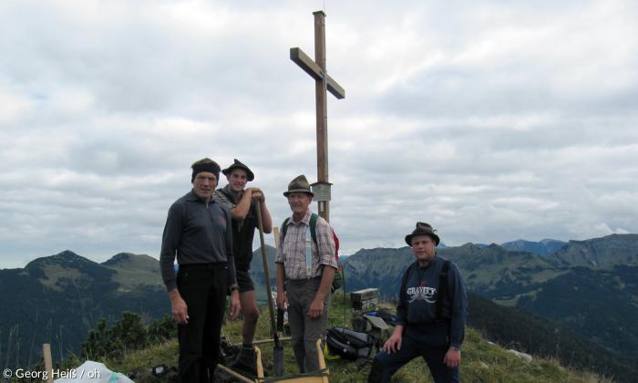Georg Heiß hat das Gipfelkreuz mit aufgestellt und auch das umgehauene Kreuz fotografiert: Sein Foto vom 2012 erneuerten Kreuz zeigt Josef Demmel, Kasper Schmidtner jun., Blasius Heiß und Gebhard Blank (v.li.) auf dem Gipfel des Prinzkopfs.
