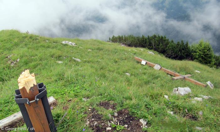 Das umgehauene Gipfelkreuz auf dem Prinzkopf im Vorkarwendel.