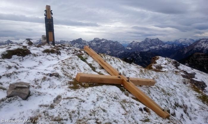 Mit einem glatten Schnitt hat ein Unbekannter Anfang November 2016 das neue Gipfelkreuz auf dem Schafreuter umgesägt.