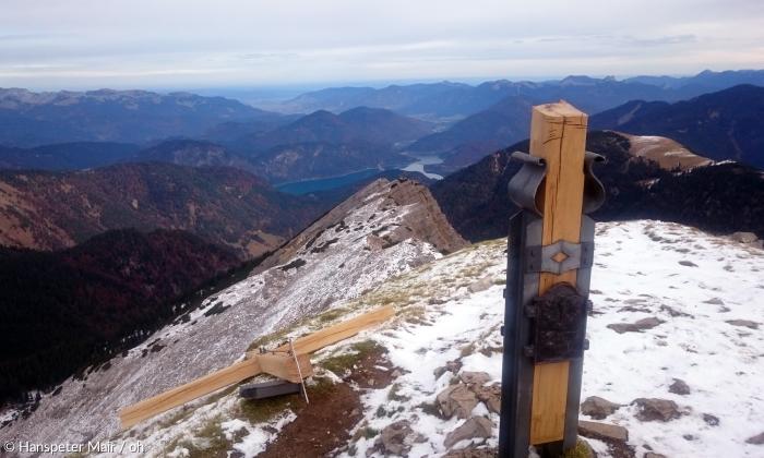 Mit einem glatten Schnitt hat ein Unbekannter Anfang November 2016 das neue Gipfelkreuz auf dem Schafreuter umgesägt (Blick auf den Sylvensteinspeicher).