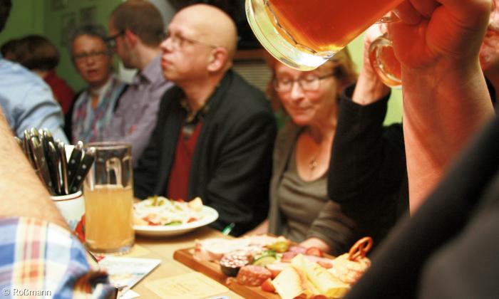 Bier, Brotzeit, Bischof: Eng ging's zu beim weltweit ersten Lutherzoigl in der Weidener »Kloinen Zoiglstub'n ›Zum Stich'n‹«.
