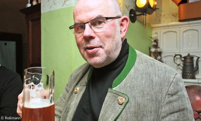 Regionalbischof Hans-Martin Weiss beim ersten Lutherzoigl in Weiden.