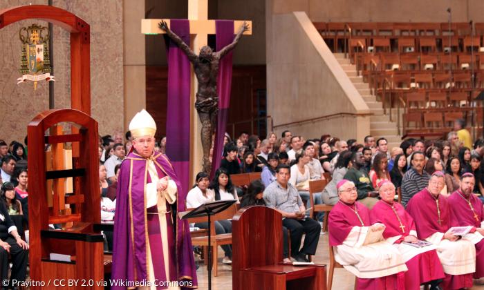 José Gomez, katholischer Erzbischof von Los Angeles, steht einer großteils aus Latinos bestehenden Gemeinde vor. Das Foto von 2011 zeigt ihn in der Kathedrale Our Lady of the Angels.