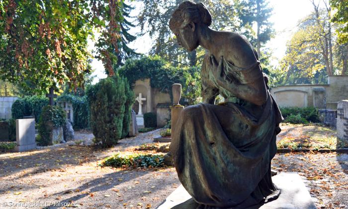 Skulpturen schmücken auf dem Protestantischen Friedhof oft die Gräber prominenter Persönlichkeiten. Das Bild zeigt das Grab der Reformpädagogin Ilse Rother, die lange an der Universität Augsburg lehrte.