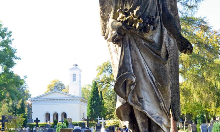 Protestantischer Friedhof Augsburg: Skulptur eines Engels.