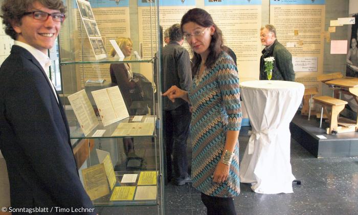 Schüler Theo Tharandt und Studienrätin Martina Switalski in der Nürnberger Ausstellung »Schalom Melanchthon«.