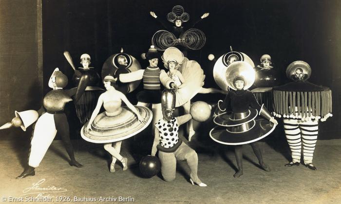 Figurinen des Triadischen Balletts von Oskar Schlemmer, Metropol-Theater, Berlin, 1926.
