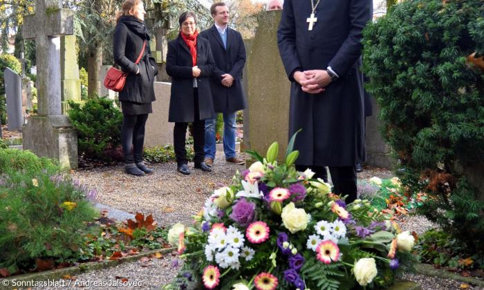 Landesbischof Heinrich Bedford-Strohm am Grab vom Thomas Breit. Im Hintergrund Mitglieder der Familie Breit.
