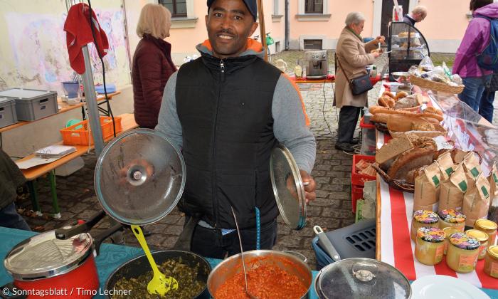Daniel Heile kocht für sein Leben gern. Und die Besucher des Feierabendmarkts in St. Egidien lassen sich die Speisen des äthiopischen »Bufdis« auch begeistert schmecken. So versucht der 34-Jährige, in Deutschland Fuß zu fassen.