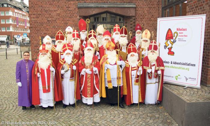 Der Bund der Deutschen Katholischen Jugend koordiniert die »Nikolausaktion«, veranstaltet bundesweite Treffen und »Nikolausschulen« mit Legenden rund um den Heiligen und Ideen für die Feier.