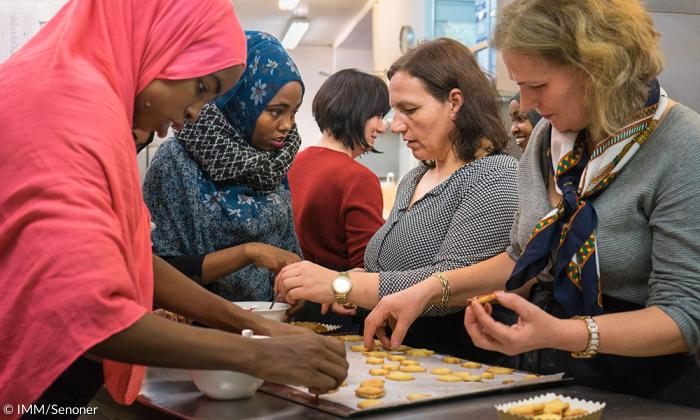 Frauen aus Somalia und Bulgarien in einer Münchner Backstube.