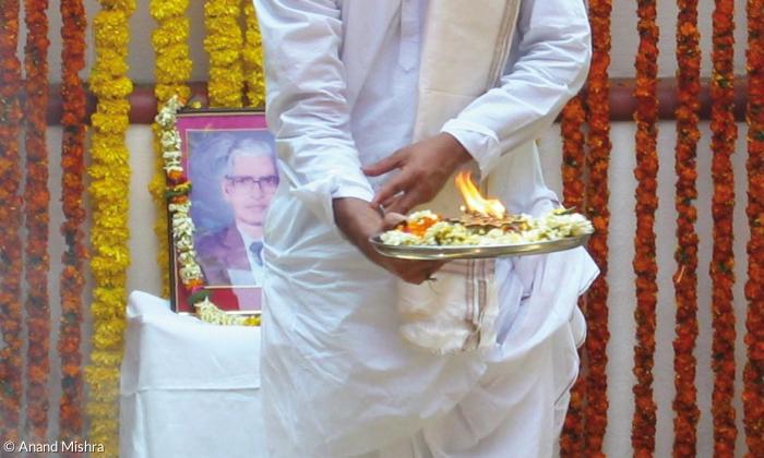 Hinduist Anand Mishra opfert seinen Göttern bei einem Feuerritual Getreide und Butterschmalz.