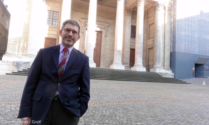 Emmanuel Fuchs, Präsident der Protestantischen Kirche von Genf, vor der Kathedrale St. Peter.