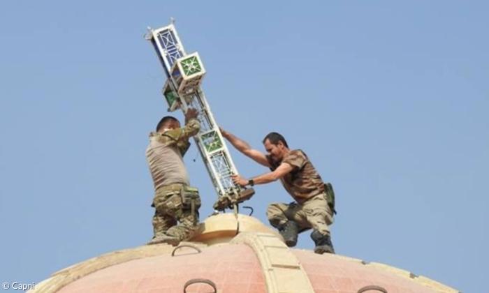 Soldaten richten das Kreuz auf einer Kirchenkuppel im irakischen Batnaya wieder auf (Herbst 2016).