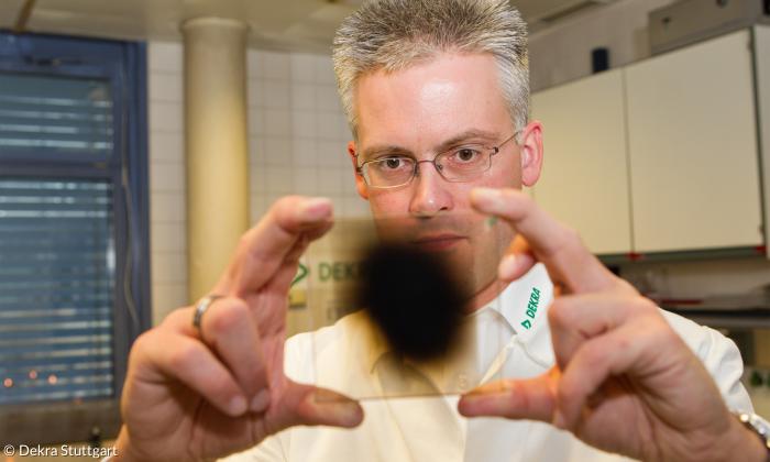 Rußprobe: Kerzentester Volker Albrecht.