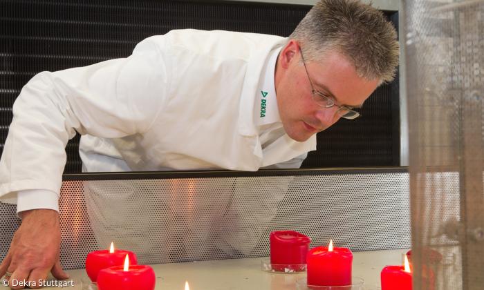 »Tropft nicht, ruß- und raucharm«: Bevor Kerzen dieses Prädikat bekommen, gehen sie durch die Hände von Kerzenprüfer Volker Albrecht.