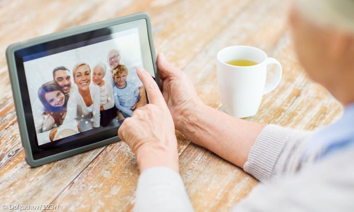 Seniorin mit Tablet.