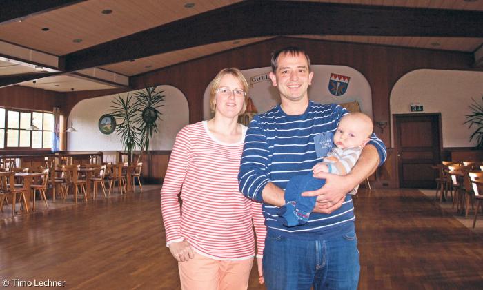 Klaus und Tanja Schmidt mit Tilo in der Tanztenne ihres Gasthofs »Zum Stern« im mittelfränkischen Gollhofen. 