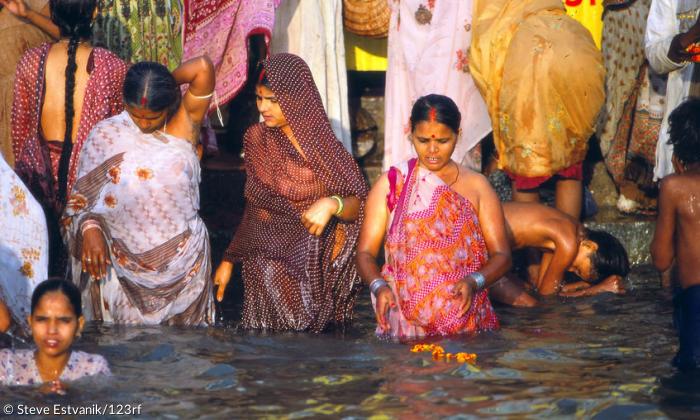 Hindus am Ganges, Varanasi in Indien.