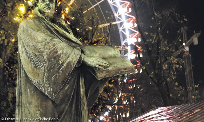 Die Berliner Luther-Statue des Denkmals von 1895 - provisorisch aufgestellt auf dem Weihnachtsmarkt vor der Berliner Marienkirche.