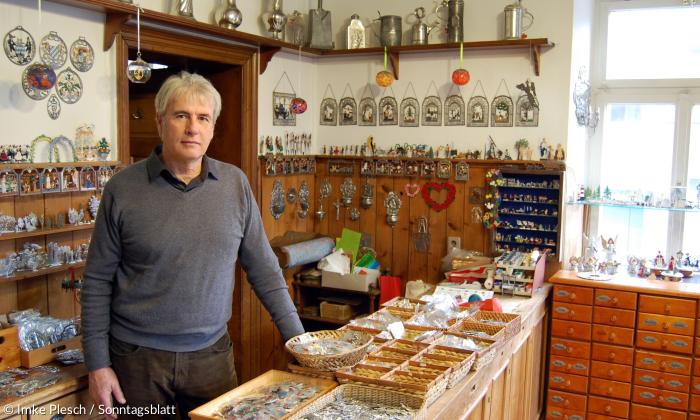 Zinngießer ist Jordi Arau seit 1981: Der Maschinenbauer aus Spanien brachte sich das Handwerk selber bei.
