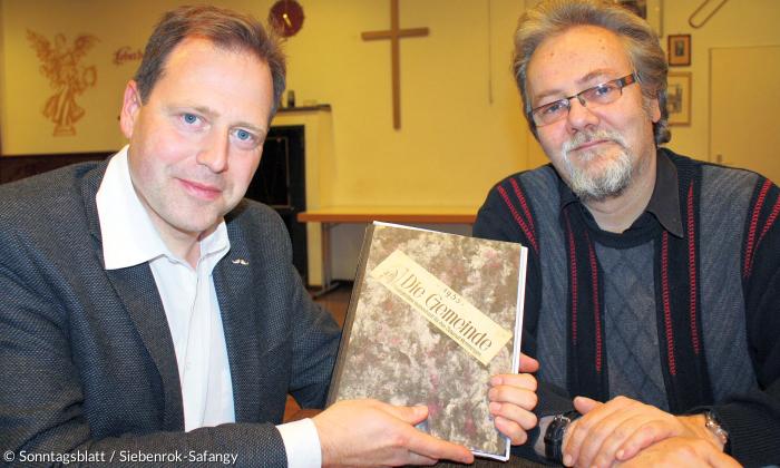 Dekan Christoph Schieder (li.) und Chefredakteur Pfarrer Roland Becker mit den Ausgaben des Gründungsjahrs 1953 (Foto vom November 2016).