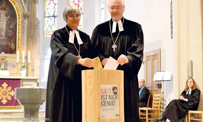 Die Bayreuther Regionalbischöfin Dorothea Greiner und der bayerische Diakoniepräsident Michael Bammessel bei der bayerischen Eröffnung der Spendenaktion »Brot für die Welt« am 27. November 2016 im oberfränkischen Selb.