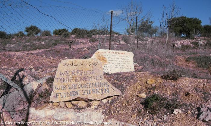 "Wir weigern uns, Feinde zu sein" steht auch auf Deutsch auf dem Grenzstein von Daoud Nassars privatem Friedensprojekt "Tent of Nations".